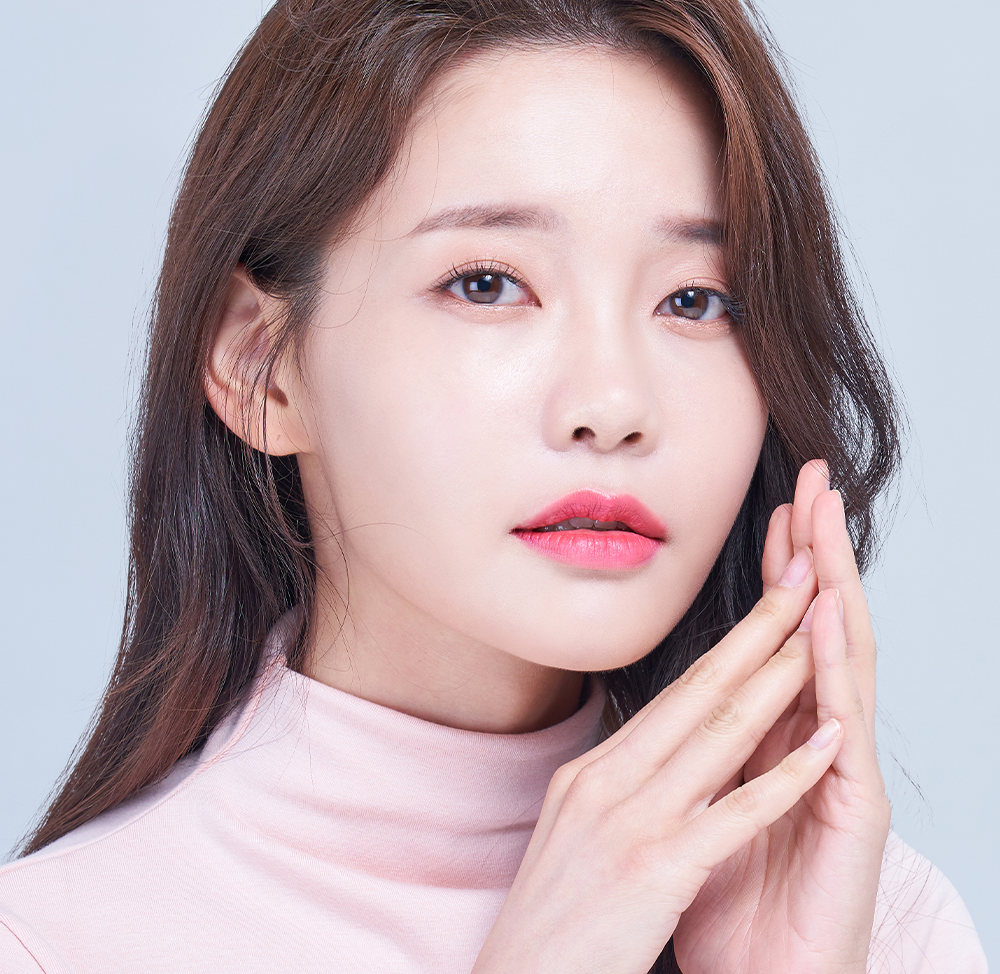비절개 눈매교정 여성 모델
