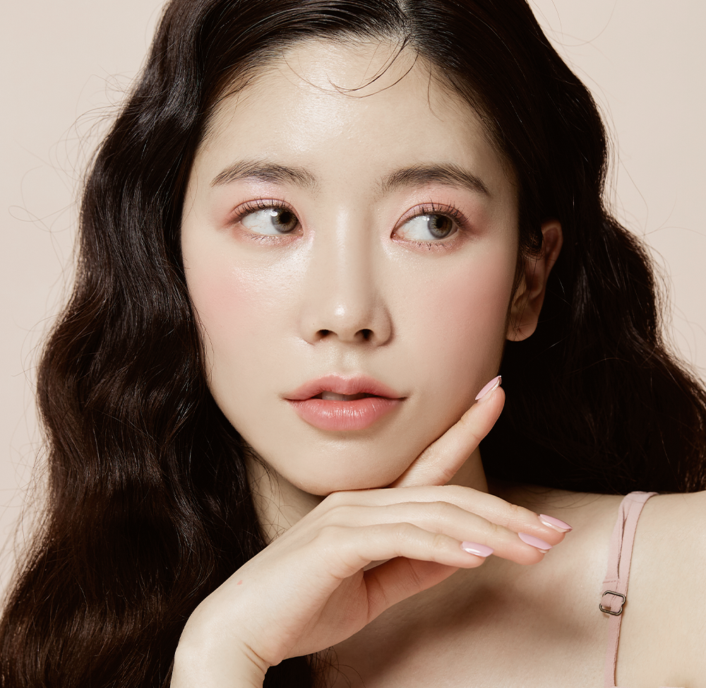 절개 눈매교정 여성 모델